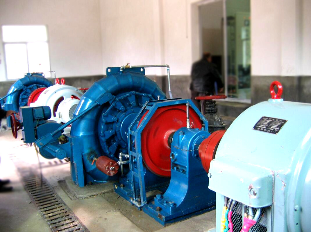 Stainless Steel Vertical Francis Turbine Generator with 400V - 10kV Voltage for Water Head Range 20m - 300M